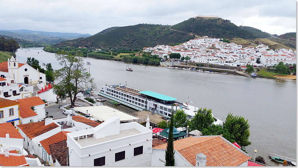 Das Schiff hat angelegt im portugieischen Alcoutim am Guadiana, gegenber das spanische Festungsdorf Sanlucar del Guadiana