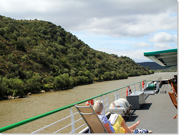 Geruhsame Flussfahrt zu Tal auf dem Guadiana.