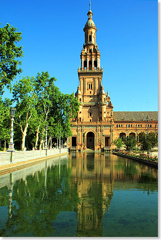 Wasserspiegelung eines Seitenflgel-Turms vom Palacio Cental I.
