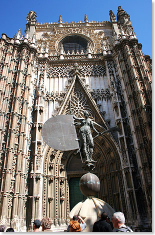 Eingangsportal der Kathedrale von Sevilla.