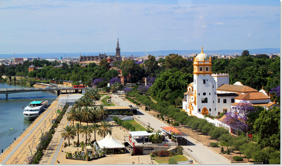 Blick vom Riesenrad am Guadalqivir auf Stadt und Schiff.