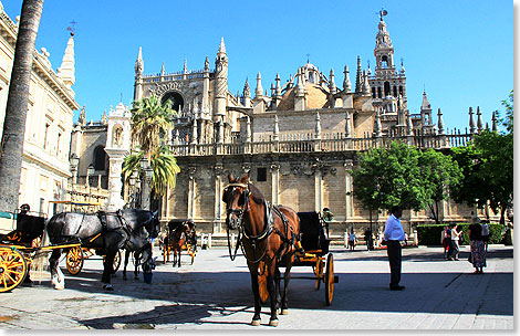 Droschken vor der gotischen Kathedrale Santa Maria von Sevilla.