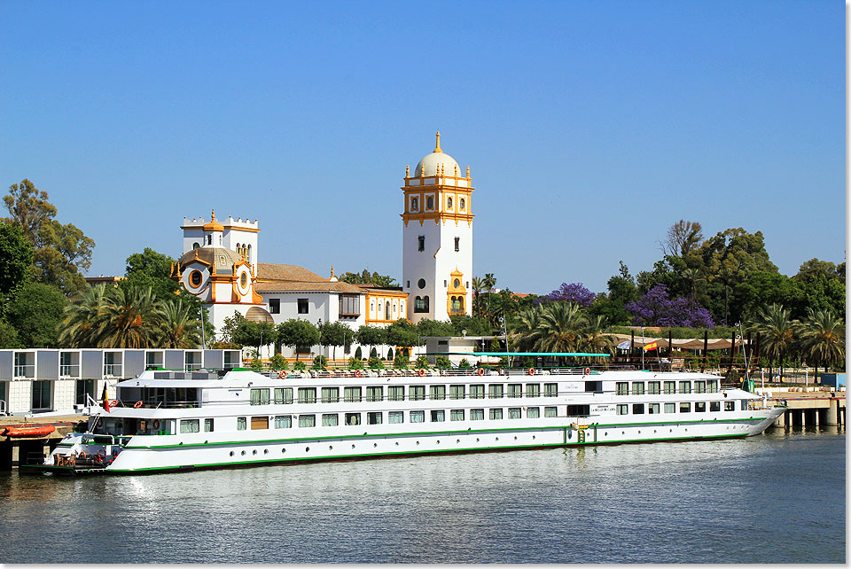 MS LA BELLE DE CADIX am Kai Drsena del Guadalquivir in Sevilla.