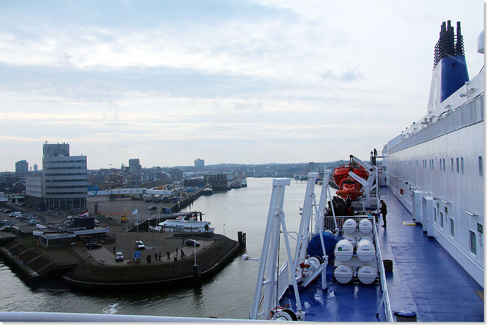 Die Perspektive des Kapitns: Nach dem Drehmanver manvriert die KING SEAWAYS rckwrts an ihren Anleger im Hafen von IJmuiden.