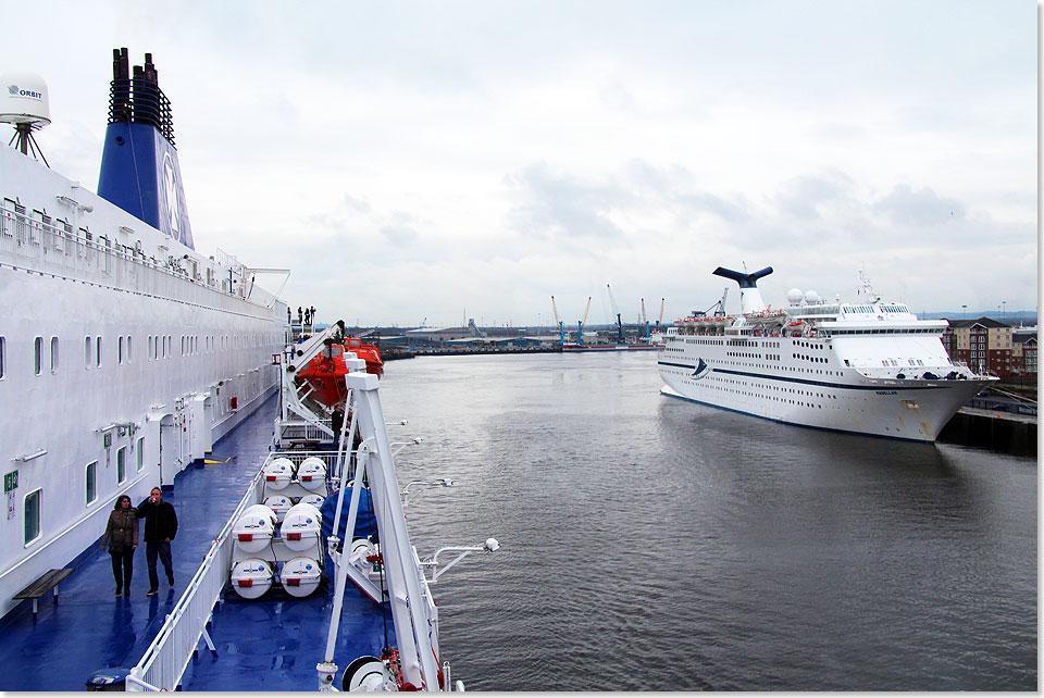 Beim Auslaufen aus Newcastle passiert die KING SEAWAYS am Abend das englische Kreuzfahrtschiff MAGELLAN.