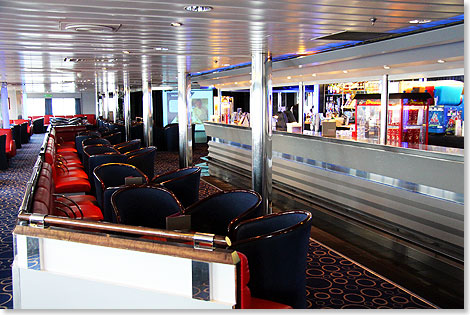 Der belebte und beliebte Columbus Club ist jeden Abend das turbulente Herz der KING SEAWAYS.