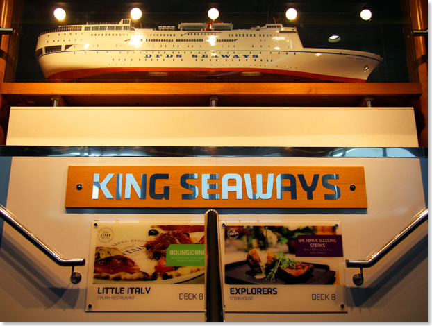 Alt und neu: In der Eingangshalle der KING SEAWAYS werden die neuen Passagiere von einem Modell der alten DFDS-Fhre PRINSESSE MARGRETHE (1968 bis 1984) begrt.