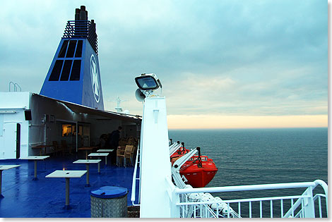 Die Mermaid Bar auf dem Auendeck ist vor allem whrend der Abfahrt aus dem Hafen gut frequentiert, bleibt jedoch auch danach noch geffnet.