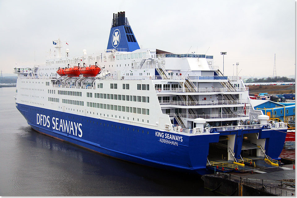 Ein dnischer Knig im englischen Regen: Das Malteserkreuz im Schornstein und ihr Heimathafen Kopenhagen weisen die KING SEAWAYS unmissverstndlich als DFDS-Schiff aus.