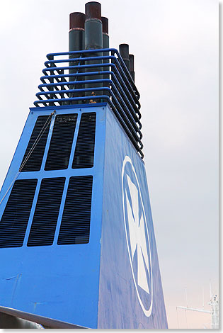 Der Schornstein der KING SEAWAYS mit dem weien Malteserkreuz auf blauem Grund, dem Markenzeichen der Reederei DFDS.