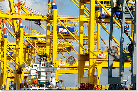 Im Containerhafen lschen und laden Schiffe mit Hilfe riesige Krne. Die Giganten arbeiten fast vollautomatisch.