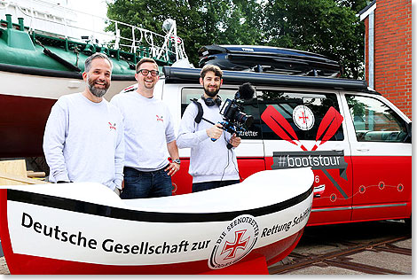 Start der #Bootstour auf dem Hof der Seenotretter-Zentrale in Bremen: Blogger und Fotograf Tom Tautz (v. l.), Journalist Alexander Nortrup und Kameramann Dorian-Vasco Nagel mit dem bergroen Sammelschiffchen, das auf Deutschlandreise geht.