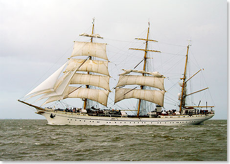 Die drei Masten sind heute vom Rost befallen. Die Gorch Fock, hier beim Einlaufen in die Wesermndung zur Sail 2010, muss lnger als geplant auf der Werft bleiben. Ausbildungsfahrten mssen abgesagt, seemnnisches Training von Offiziersanwrtern muss umorganisiert werden.