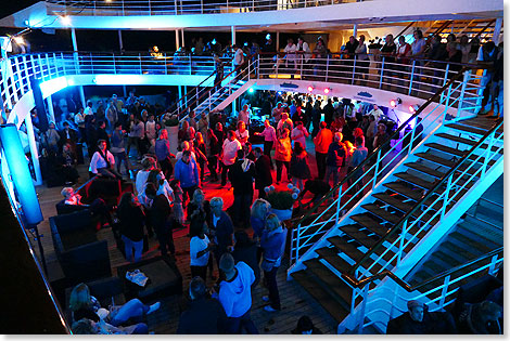 Party Party Party. Bis tief in die Nchte hinein wurde an Deck der MS ARTANIA auf ihrer kurzen Reise von Kiel nach Bremerhaven gefeiert.