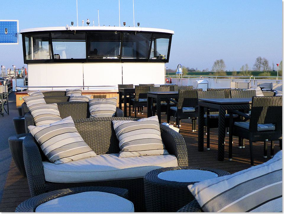 Moderne Loungembel laden auf dem Oberdeck der ANESHA ein, die Seele baumeln zu lassen.