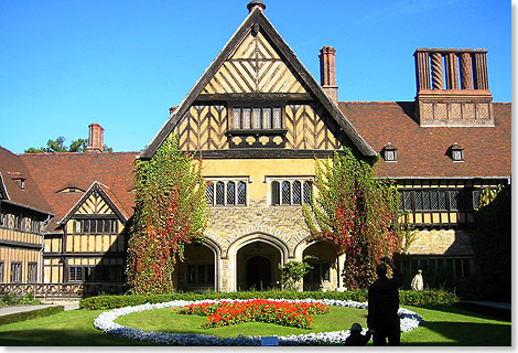 Kurz danach ersphen wir Schloss Cecilienhof mit seinem Fachwerk und den vielen typischen Schornsteinen. 