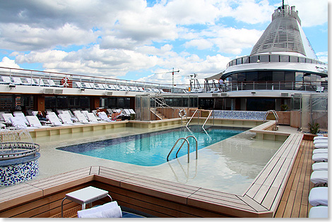 Foto: Kai Ortel, Berlin Üppig dimensioniert ist der Bereich um den Swimmingpool auf der MARINA. Freie Liegen in Hülle und Fülle, kein Kampf um Handtücher oder „Liegezeiten”.