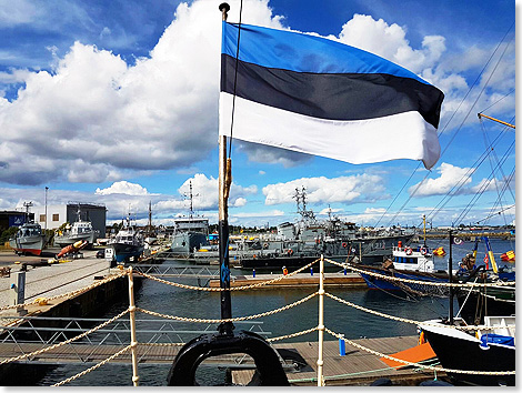 Foto:Dr. Peer Schmidt-Walther, Stralsund Die estnische Flagge des Eisbrechers SUUR TOLL weht über dem Museumshafen von Tallinn.