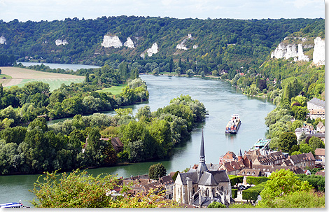 Wenn Inseln den Flusslauf der Seine teilen, wird das Fahrwasser eng. Konzentriertes Fahren ist angesagt. 