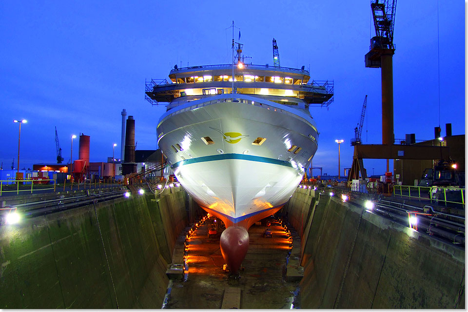 MS ARTANIA im groen Trockendock der Lloyd Werft  solche Anblicke sind in der letzten Zeit selten geworden auf der Traditionswerft an der Unterweser  in diesem Winter liegt erstmals kein Kreuzfahrtschiff in den Docks der Werft!