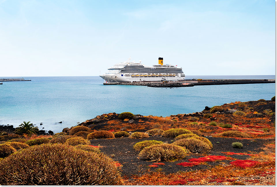 Ein Costa-Schiff vor der Vulkan-Insel Lanzarote.