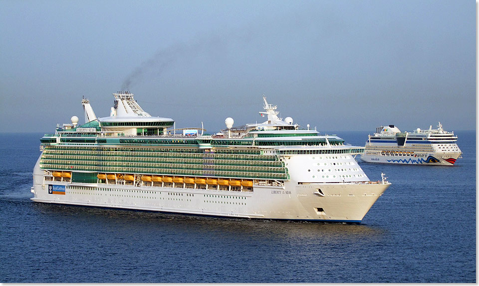 Die LIBERTY OF THE SEAS und die AIDAbella in der Nordsee.