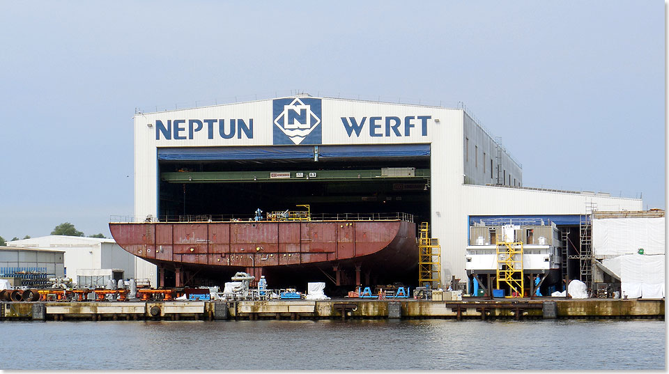 Die Neptun Werft in Rostock-Warnemnde baut bis 2018 einen neuen, riesigen Hallenkomplex, um jhrlich vier groe schwimmende Stadtwerke fr neue Kreuzfahrtschiffe, statt Flusskreuzfahrtschiffe wie bisher,  liefern zu knnen.