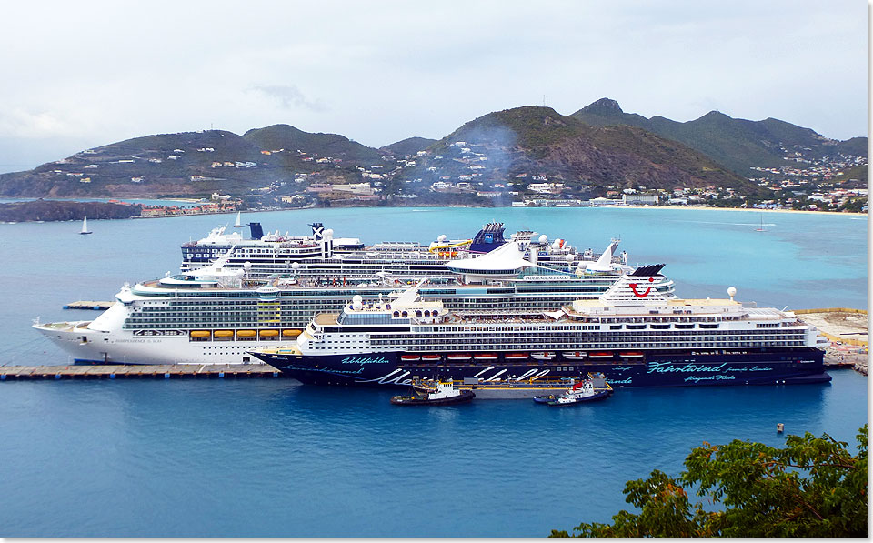 Gerade Ziele in der Karibik, wie hier in St. Maarten  sind bei vielen Kreuzfahrtpassagieren stark nachgefragt. Im Bild: die MEIN SCHIFF 1, INDEPENDENCE OF THE SEAS, NORWEGIAN EPIC und CELEBRITY REFLECTION.