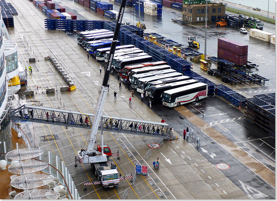 Die AIDAprima in Zeebrgge: Wer die Metropolen der Reise erleben will, wird auf Busfahrten nicht verzichten knnen.