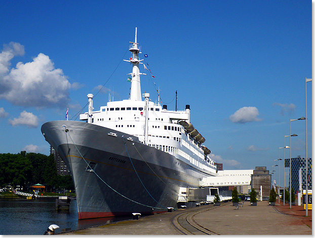 Der legendre Transatlantikliner ROTTERDAM der Holland America Line  Jahrgang 1959  ist als Hotel- und Konferenzschiff in seinem frheren Heimathafen dauerhaft vor Anker gegangen.