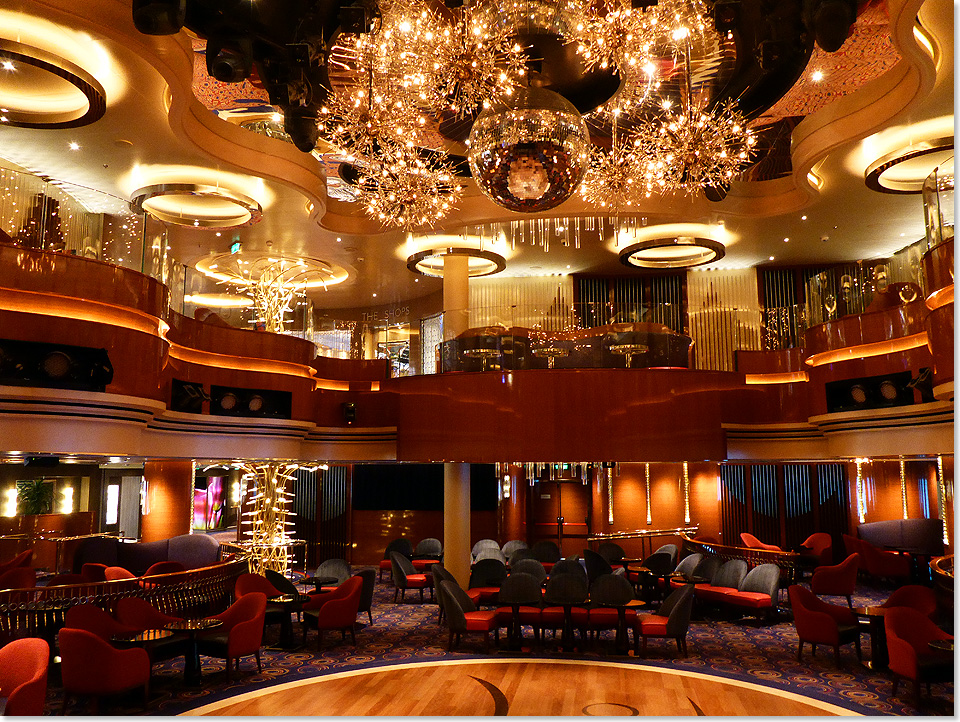 Die Queens Lounge der KONINGSDAM bietet stilechtes Ambiente und wird allabendlich zum gefeierten Jazzclub mit der B.B. King All Star Band.