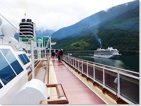 Whrend die KONINGSDAM den Pier in Flm belegt, ist die VIKING STAR von Viking Ocean Cruises im Fjord vor Anker gegangen.