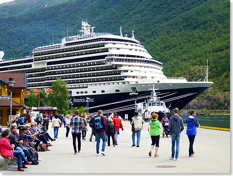 Sommersaison in Stdtchen Flm: Kosmopolitisches Flair dank der Touristen aus allen Teilen der Welt. 