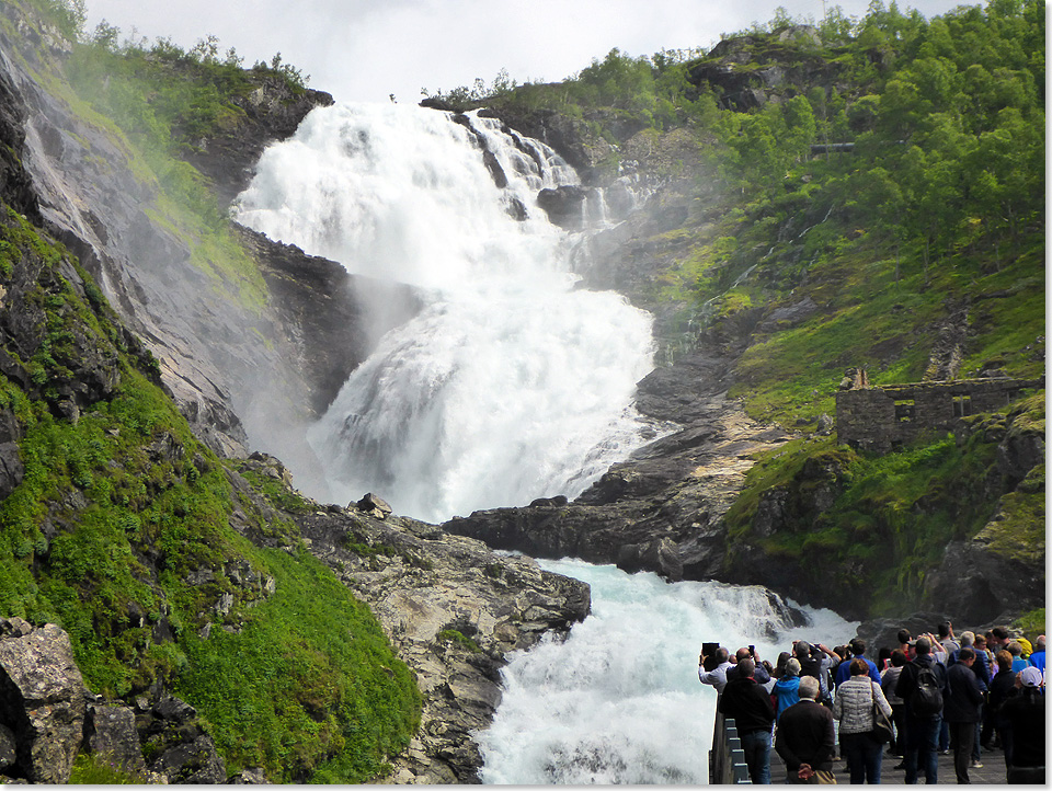 Ein Fotostopp auf der Tour mit der Flmsbahn ermglicht grandiose Ausblicke auf den sagenumwobenen Wasserfall Kjosfossen.