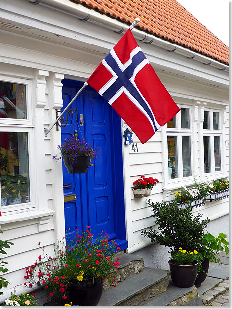 Stavangers Altstadt prsentiert sich ebenso idyllisch wie gut erhalten  norwegische Flaggen vor vielen Husern verstehen sich von selbst.