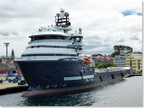 Die lindustrie ist Grundlage des wirtschaftlichen Erfolgs von Norwegen: Hier die OLYMPIC COMMANDER  ein 2012 gebautes  Offshore-Versorgungsschiff  an den Piers von Stavanger.