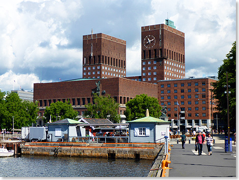 Das Rathaus mit seinen Doppeltrmen ist seit vielen Jahrzehnten Oslo markantes Wahrzeichen.