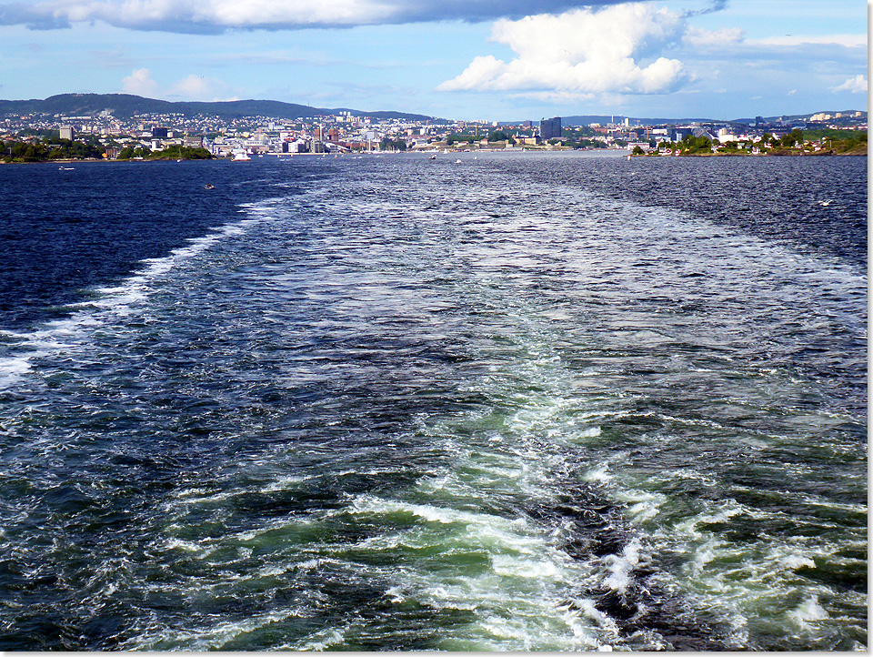 Die Silhouette der norwegischen Hauptstadt bleibt im Kielwasser zurck: Die KONINGSDAM auf dem Heimweg nach Rotterdam.