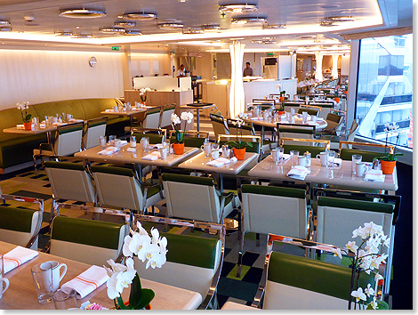 Kulinarische Gensse vom Buffet erwartet die Passagiere im modern gestylten Lido Market Restaurant  beste Aussichten durch die Panoramafenster inklusive.