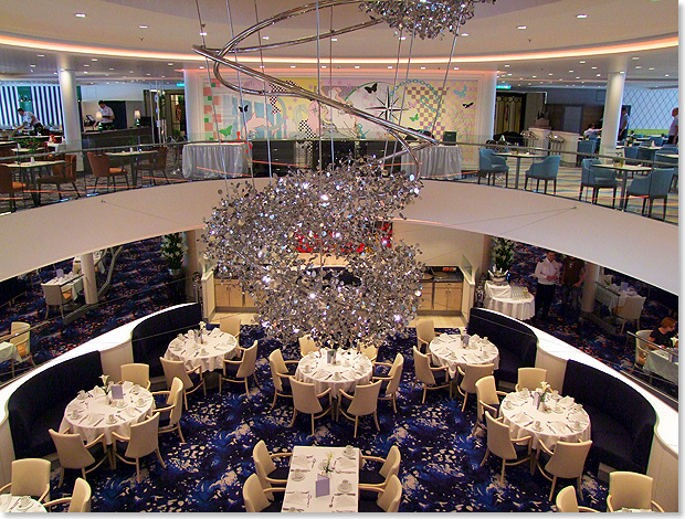 Das Atlantik-Restaurant mit einer Skulptur, die ber drei Decks reicht und die aus 70.000 ... 