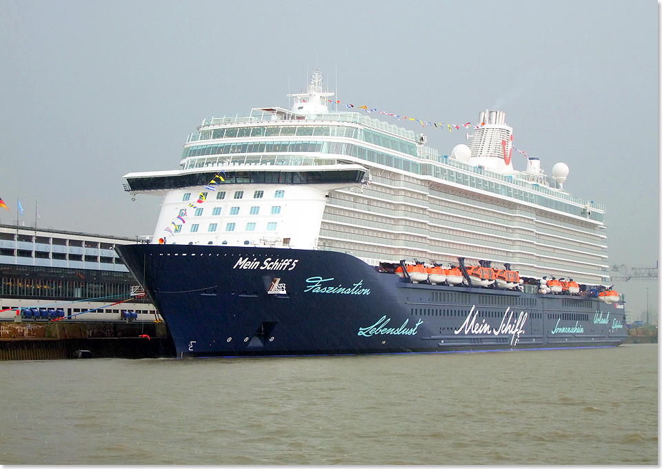 Die MEIN SCHIFF 5 liegt am 28. Juni 2016 an der Columbus Kaje in Bremerhaven.