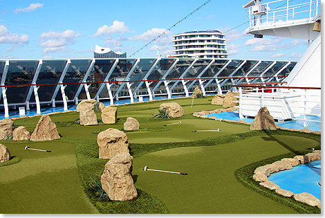 Auf dem Oberdeck der MARINA steht Golfsportlern ein kleines Putting Green zum Trainieren zur Verfgung.