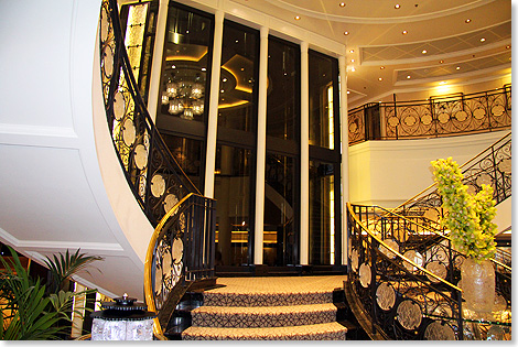 In der Eingangshalle der MARINA kommt die geschwungene Treppe im Stil alter Ozeanliner daher.