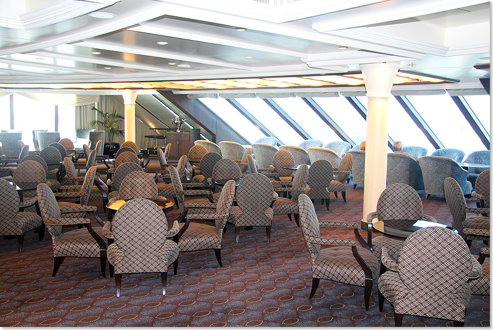 Die gemtliche Horizons Lounge wird nachmittags im Rahmen des traditionellen Afternoon Tea zum Treffpunkt fr Passagiere.