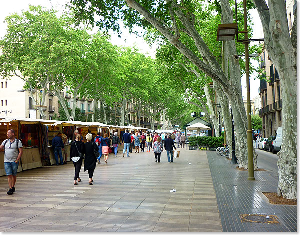 Barcelonas Pracht- und Flaniermeile La Rambla verbindet den belebten Plaa de Catalunya mit dem Hafen der Stadt. 