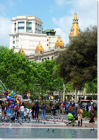 An Barcelonas Plaa de Catalunya treffen sich Bus- und Metro-Linien, Einheimische und Touristen. 