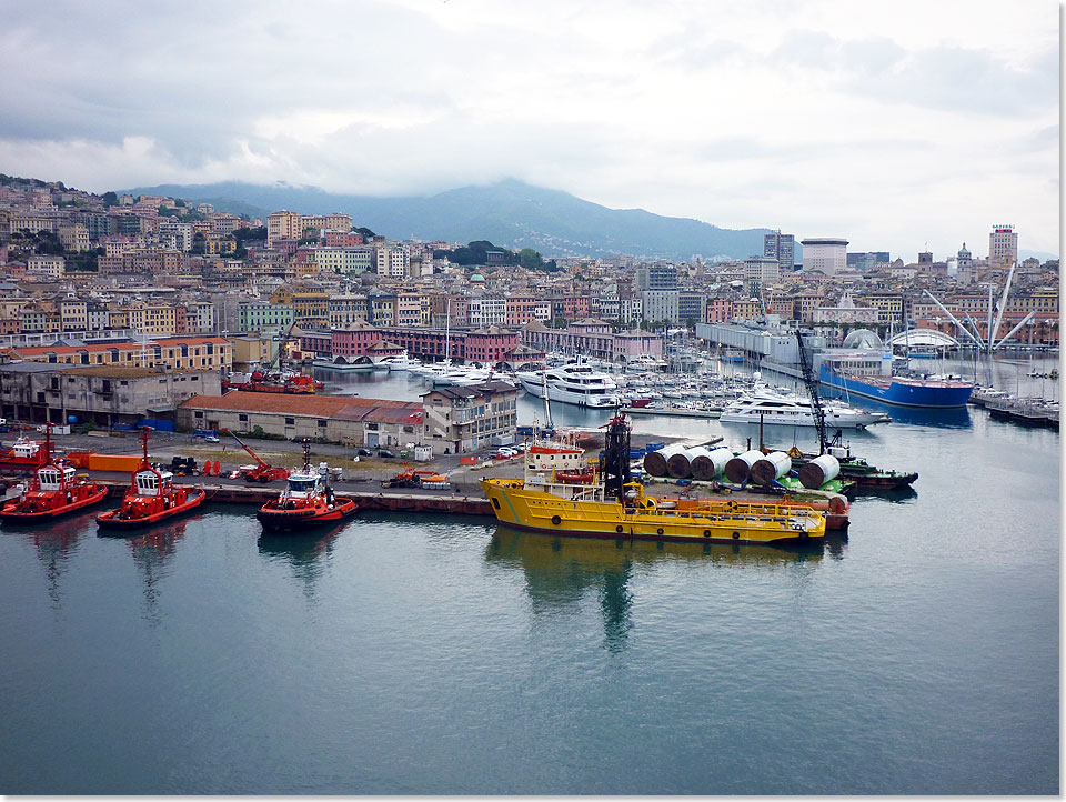 Wie ein groes Amphitheater ist der Hafen von Genua in einer halbkreisfrmigen Bucht gelegen.