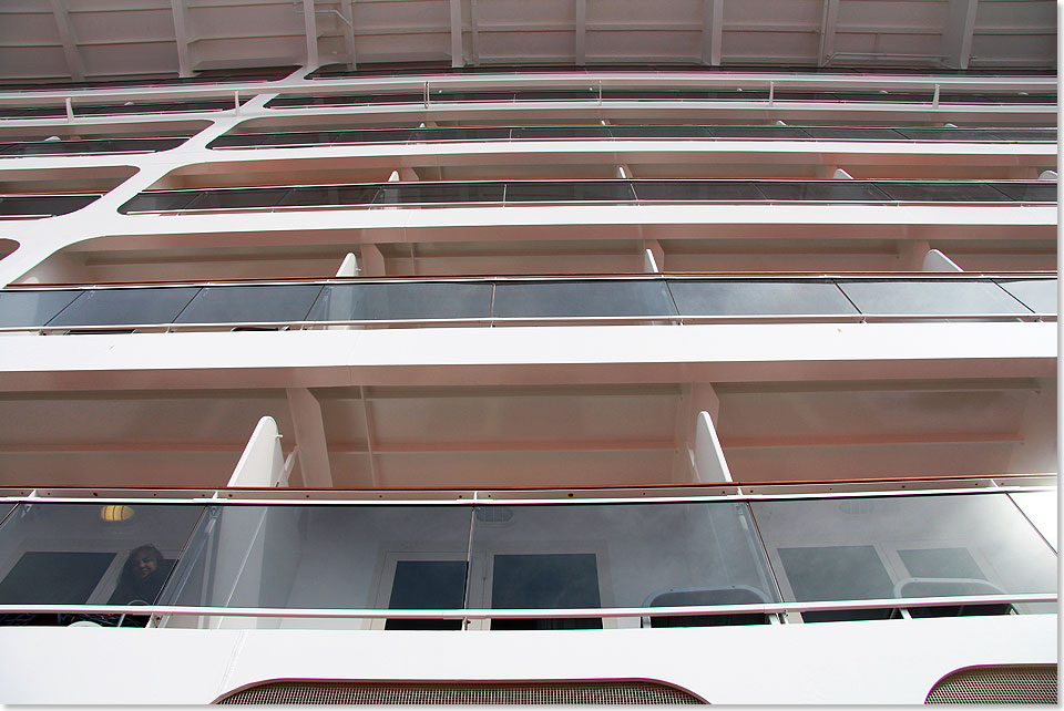  Moderne Kreuzfahrtarchitektur: Blick vom Bootsdeck auf die sechs Decks (8 bis 13) mit Balkonkabinen.
