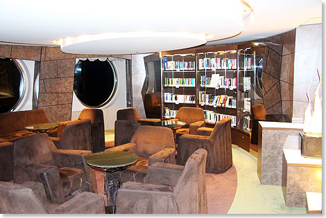 Die Diamond Bar mit der kleinen angegliederten Bibliothek der MSC PREZIOSA.
