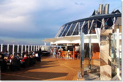 Die Garden Bar achtern auf Deck 15 ist ein beliebter Treffpunkt, um einen Drink an der frischen Seeluft zu genieen.